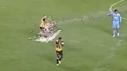 Tensioni in Bolivia, razzo colpisce un giocatore durante la partita