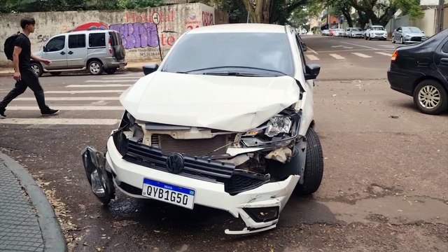 Dois veículos modelo Gol se envolvem em colisão no Centro de Cascavel
