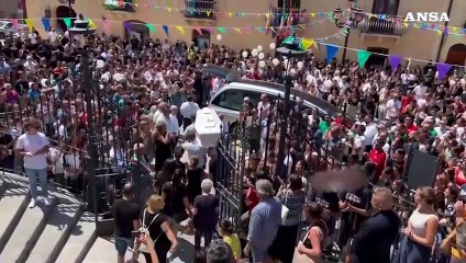 I funerali di Simona Cina', palloncini bianchi all'uscita dalla chiesa