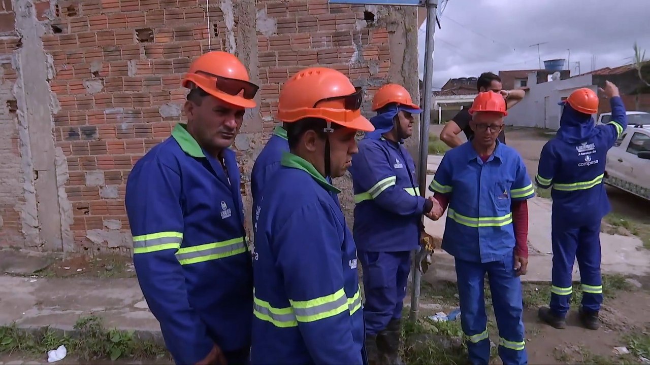 Vazamento de cano da Compesa causa estragos em casas na rua San Marino: Moradores exigem reparos totais da tubulação