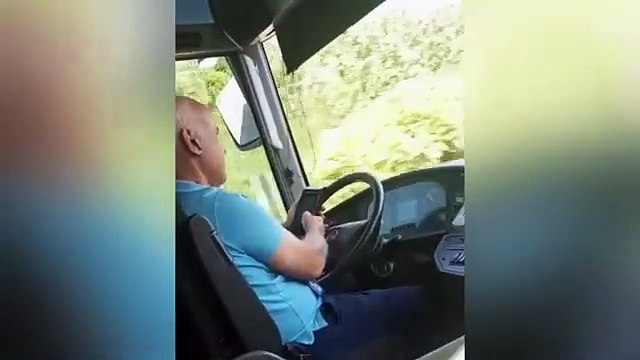 GUARDATE CHE FA QUESTO AUTISTA DI AUTOBUS DURANTE IL LAVORO, INCREDIBILE!!