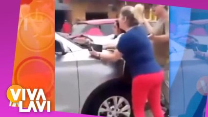 Mujer destroa parabrisas de carro por celos