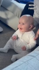 Ce chien donne le sourire à ce bébé au sein de la maison