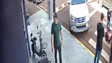 Homem leva dinheiro de loja enquanto funcionários se distraem