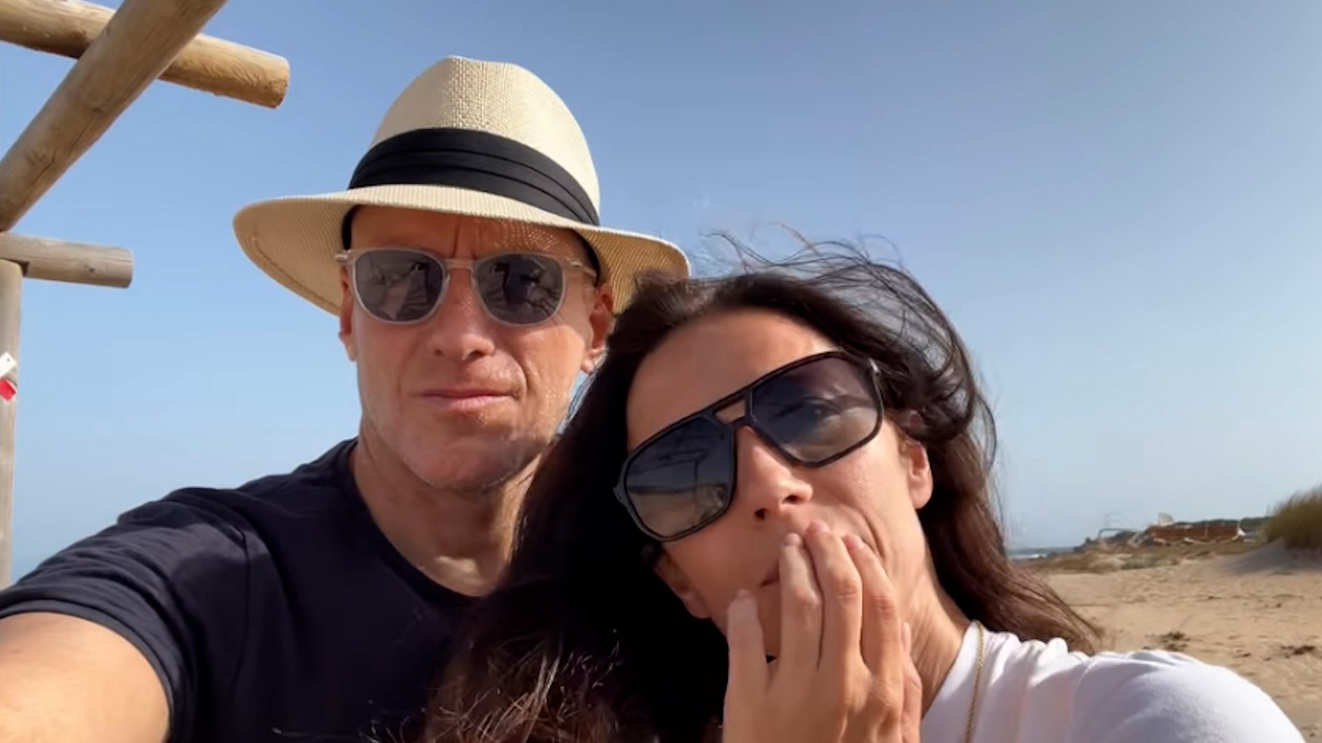 El portavoz del Partido Popular, Borja S�mper (49), ha reaparecido en redes sociales junto a su mujer, la actriz B�rbara Goenaga (42), semanas despu�s de hacer p�blico que padece c�ncer.

El pol�tico ha compartido en su cuenta personal un v�deo en el que aparece c�mplice con su pareja, a la que ha convertido en protagonista de sus �ltimas publicaciones.

"Unos d�as de C�diz para recuperar energ�a. C�diz siempre es una buena idea", escribi� S�mper junto al v�deo, que ha recibido decenas de mensajes de apoyo y �nimo por parte de sus seguidores.