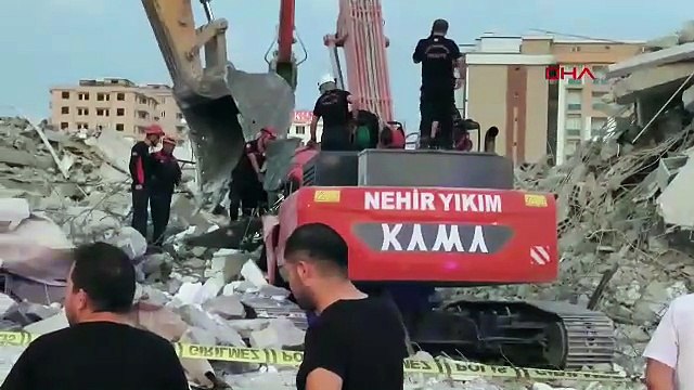 Kahramanmaraş'ta ağır hasarlı bina yıkılırken çöktü, enkaz altında kalan operatör öldü