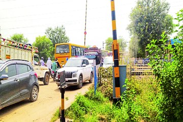 हरसौली रेलवे फाटक बंद, जाम में फंसे वाहन... देखें वीडियो.....