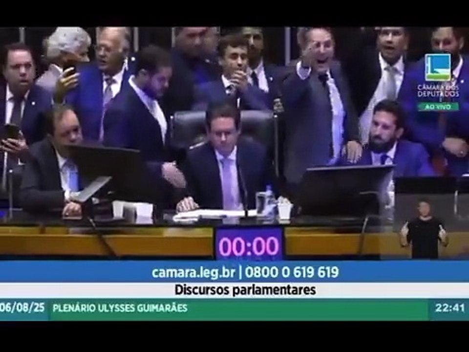 PL apresenta requerimento contra deputada petista por agressão contra Nikolas Ferreira (provisório)