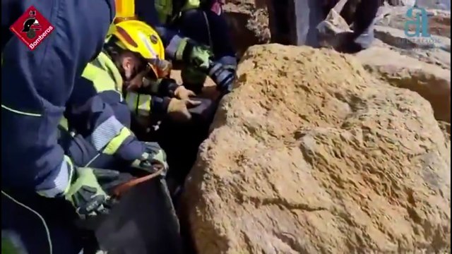 Rescatan a un hombre que quedó atrapado tras adentrarse entre las rocas de Torrevieja