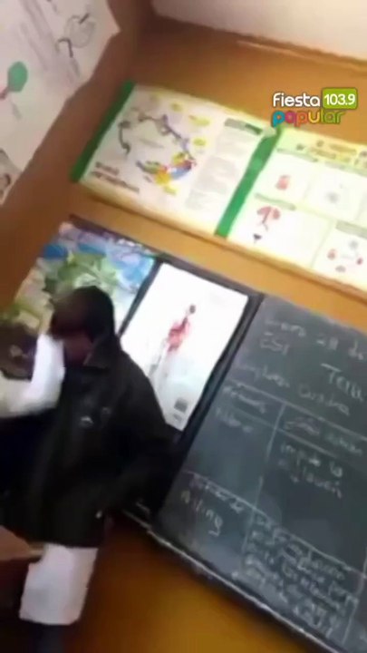 Qué te pasa? ¡A mí, respétame!” Dijo la profesora que le jaló de la oreja a un estudiante