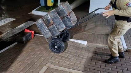 Traficante capota Fiesta com 300 kg de maconha, chama reforço para resgate e PM de folga prende 4 na BR-277