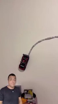 Seu filho vai amar essa decoração!Esse criador colocou um carrinho estilo Hot Wheels na parede, com uma fita de LED atrás. Por cima, ele adicionou algodão para simular fumaça.#hotwheels #decoracao #gadgets #tecnologia #tech