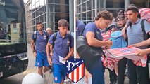 Jugadores del Atletico de Madrid son recibidos en Newcastle por decenas de fans
