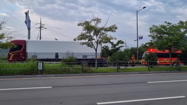 광주에서 화물차 들이받은 승용차...30대 운전자 숨져 / YTN