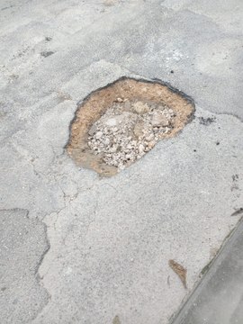 Vecinos denuncian baches de más de dos meses en El Roble Agrícola