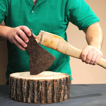 De vieilles haches rouillées ramenées à la vie sous la forme d'une hache à chaîne Stormbreaker⚡️