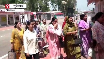 जम्मू कश्मीर: पाकिस्तान सीमा पर BSF जवानों को 'सिंदूर' राखी बांधीं गईं