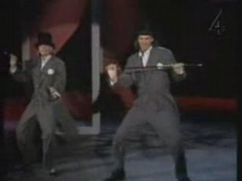 Pernilla Wahlgren & Peter Jöback - Två Små Grå Statister