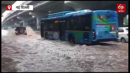 दिल्ली में लगातार बारिश से सड़कों पर जलभराव, कई जगहों पर लगा लंबा जाम, सरकारी तैयारियों की खुल गई पोल !