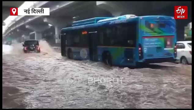 दिल्ली में लगातार बारिश से सड़कों पर जलभराव, कई जगहों पर लगा लंबा जाम, सरकारी तैयारियों की खुल गई पोल !
