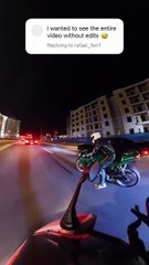 Faire un burn à moto derrière une voiture