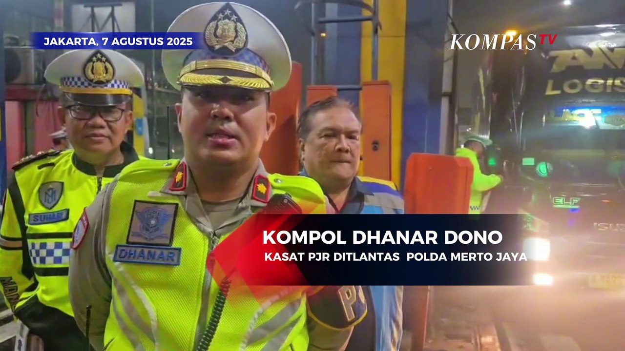 Jelang HUT ke-80 RI, Polisi Bagikan Bendera Merah Putih ke Pengendara di Gerbang Tol Jakarta