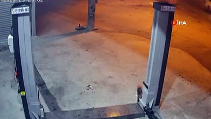 Araç işyerine daldı: 2 yaralı