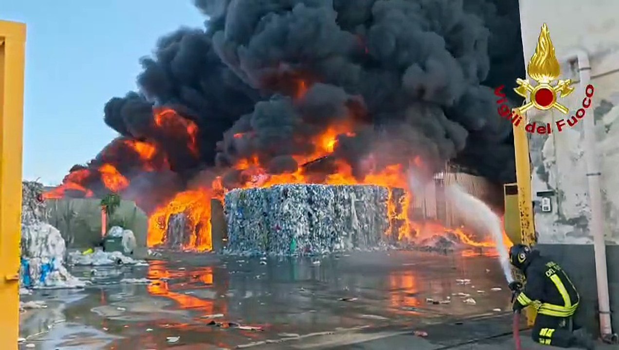 Catania, incendio in un centro di stoccaggio rifiuti: densa nube nera nella zona industriale