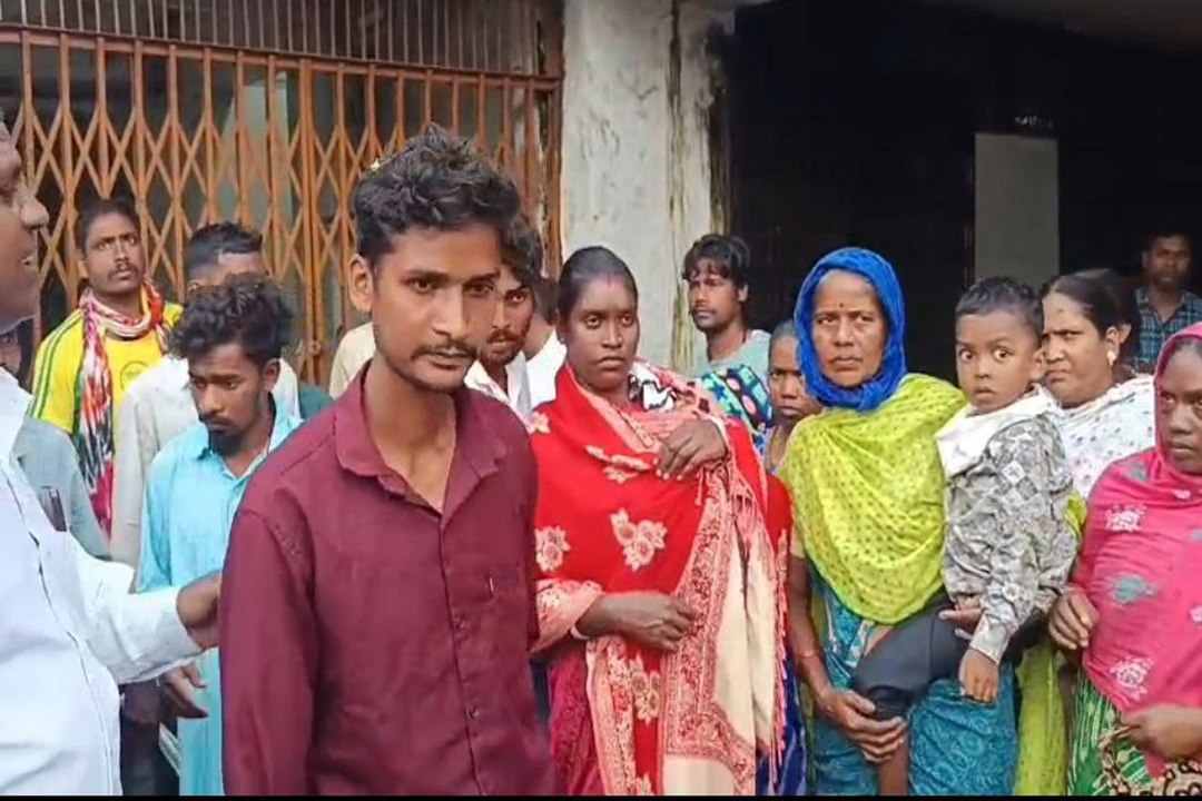 मासूम बेटे को गोद में लेकर खड़े सीएएफ जवान से 3 आरक्षकों ने की मारपीट, हंगामे के बाद तीनों लाइन अटैच