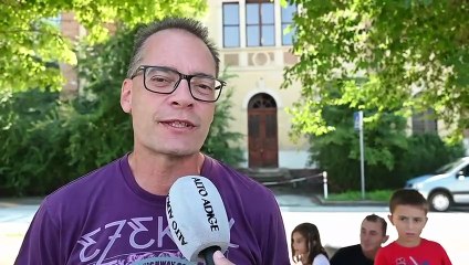 La gente attende il presidente aeroporto di Bolzano