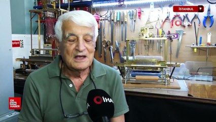 İstanbul'da küçük atölyesinde minyatür dokuma tezgahları yapıyor