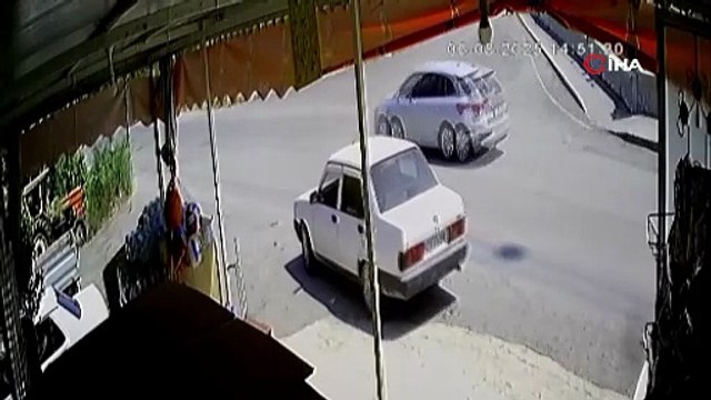 El freni çekmeyi unutup arkasından koştuğu Tofaş otomobil park duvarına çarparak durabildi: O anlara kamerada