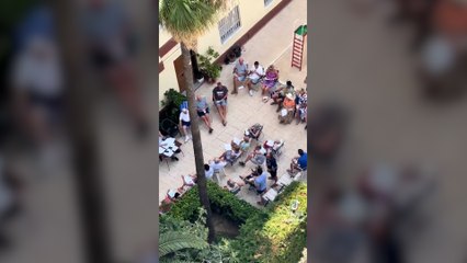 Graban una junta de vecinos en Gandía y la escena recuerda a esta mítica serie española