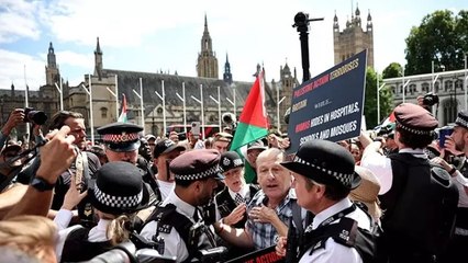 Londra’da Gazze için gösteri düzenleyen protestocular gözaltına alındı