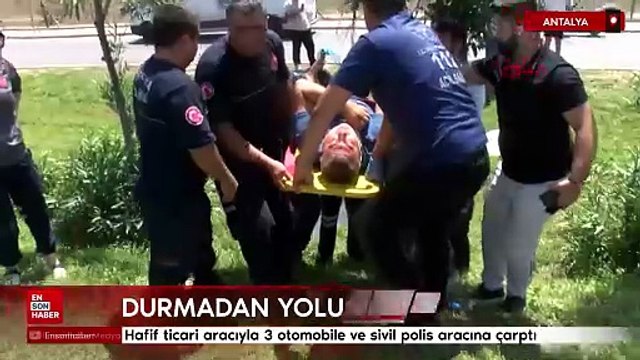 Antalya'da hafif ticari aracıyla 3 otomobile ve sivil polis aracına çarptı