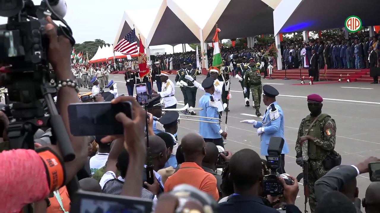 Défilé de l’An 65 de l’indépendance : passage du drapeau ivoirien et des armées des pays invités
