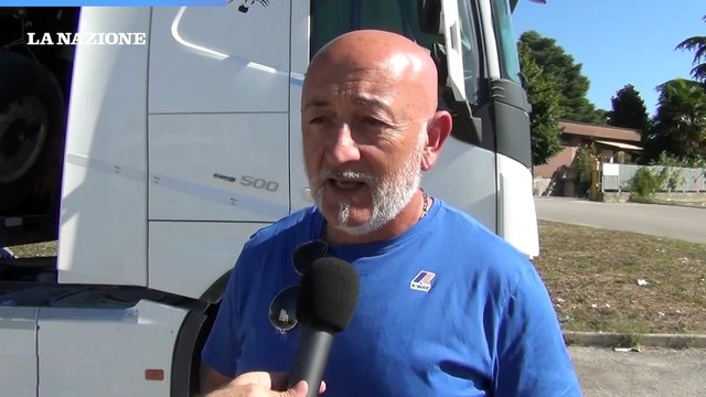 Auto contromano, la ferma un camionista che evita la strage