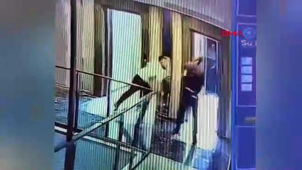 Rezidansta dehşet anları! Görevliyi tekme tokat dövdü