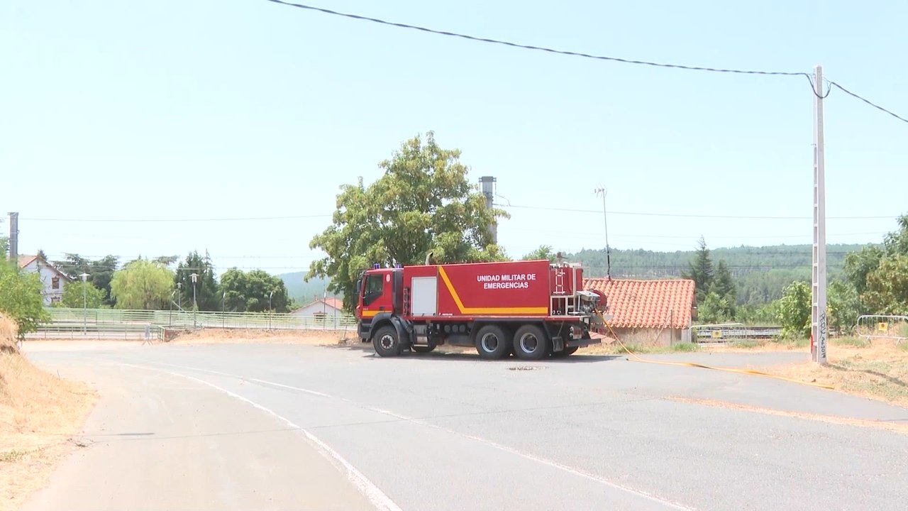 La UME trabaja en el incendio forestal de San Bartolomé de Pinares (Ávila)