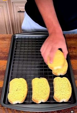 Garlic bread topping with chicken dice and cheese#fypageシ #foryourpage #cooking #homecooking #goodfood #snacks #foodlovers #recipe #simplerecipe #partyfood #chickendice #eating #foodie #yummyfood #garlicbread #deliciousfood