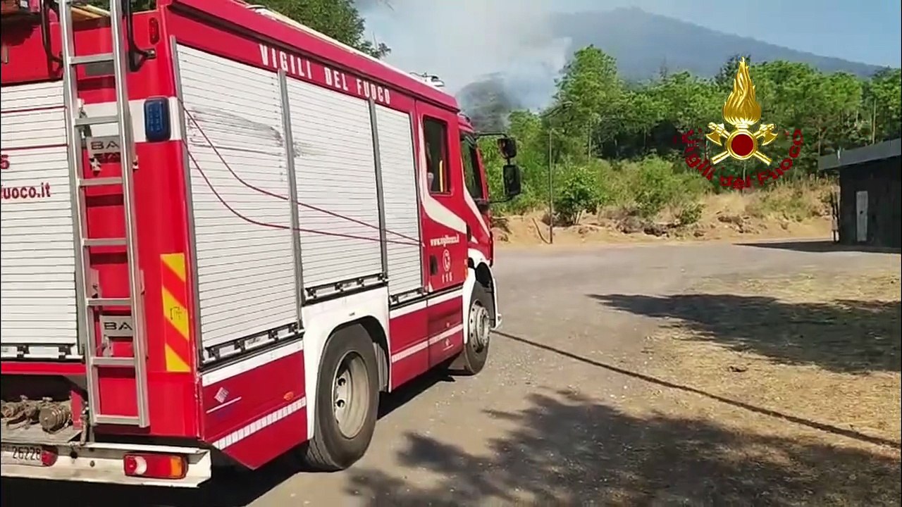Mount Vesuvius is raging, with Canadair planes also deployed to put out the blaze.
