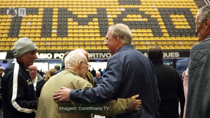 Sócios do Corinthians votam para definir futuro de Augusto Melo