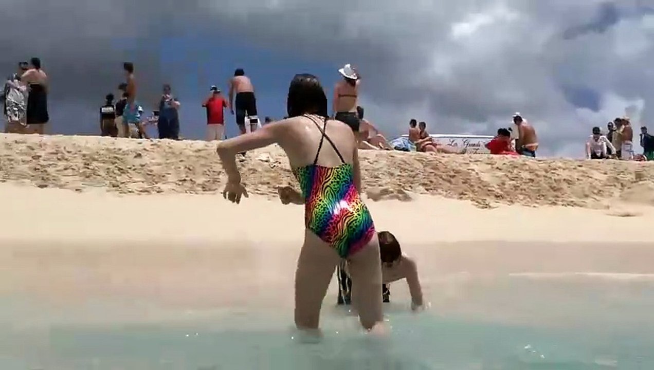 In questa spiaggia dei Caraibi succede quello che non vedrete da nessuna altra parte!