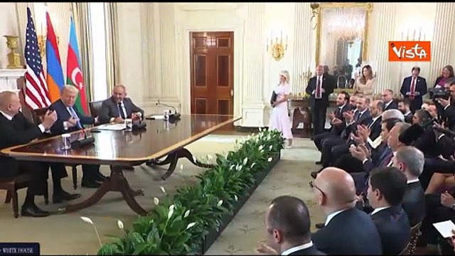La stretta di mano tra il Primo Ministro armeno e il Presidente dell'Azerbaijan alla Casa Bianca