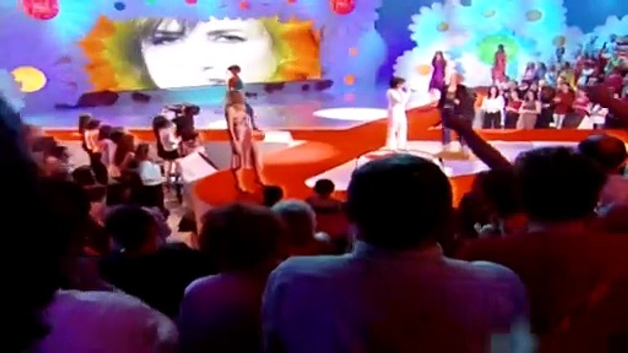 Liane Foly et Lââm — “Laissons entrer le soleil” — Liane Foly et Lââm (G. Ragni / J. Rado – G. Mac Dermot — adaptation française : Jacques Lanzmann) | Chantons ensemble contre le Sida — © 2004 TF1 VIDEO