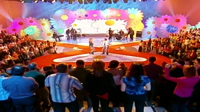 Clémentine Célarié et Faudel — “Maladie d'amour, maladie de la jeunesse” — Clémentine Célarié et Faudel (Folklore antillais) | Chantons ensemble contre le Sida — © 2004 TF1 VIDEO