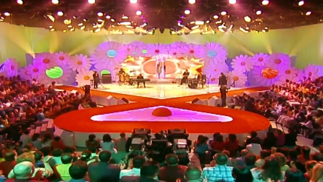 Nolwenn Leroy et Corneille — “Tu es le soleil de ma vie” — Nolwenn Leroy et Corneille (S. Wonder — adaptation française : J. Broussolle) | Chantons ensemble contre le Sida — © 2004 TF1 VIDEO