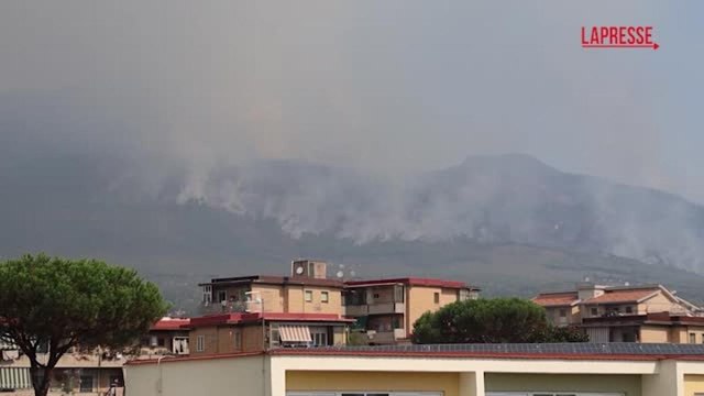 Incendi, canadair in azione alle pendici del Vesuvio