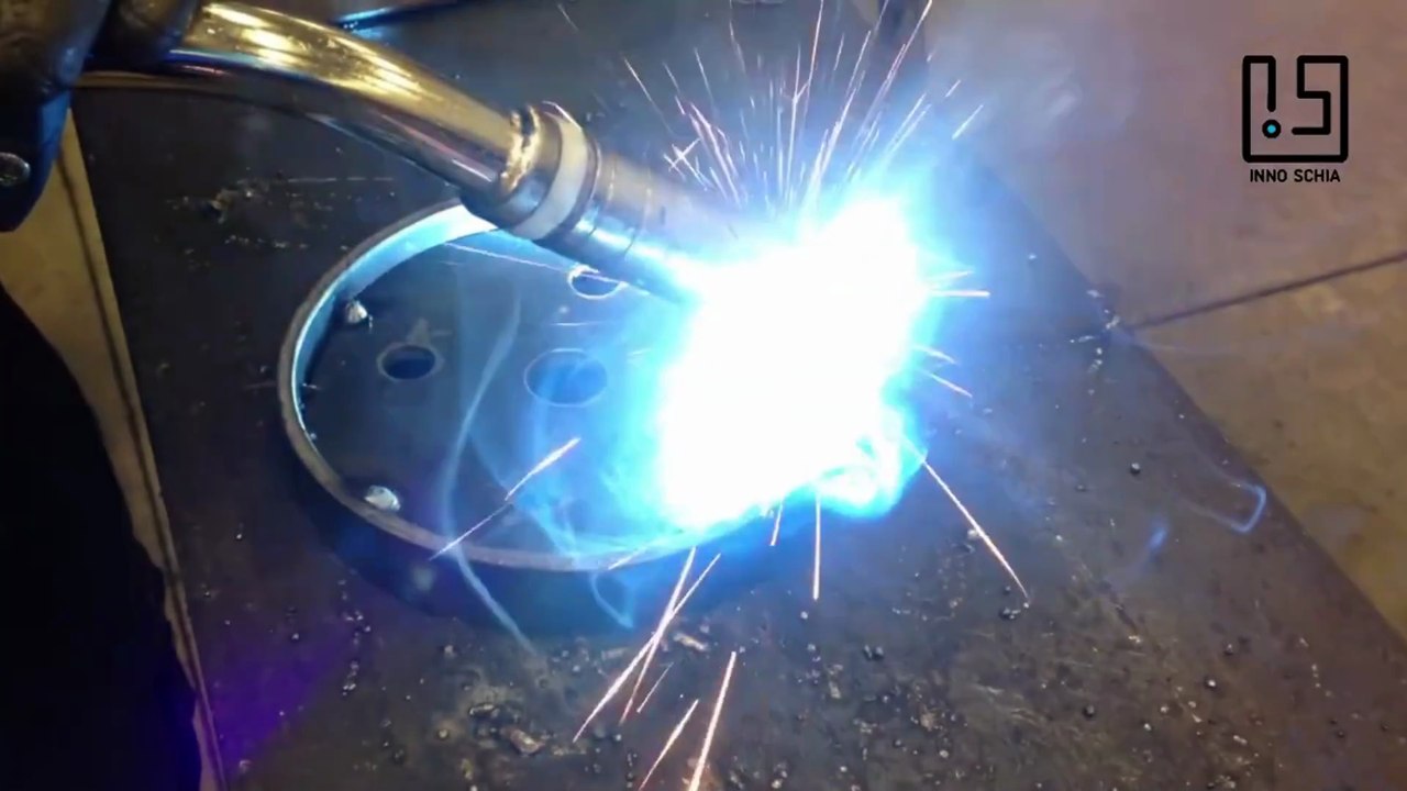 Comment fabriquer une roue de style industrielle ? A utiliser comme piétement de table basse ou en décoration dans une maison avec un intérieur style loft ambiance industriel.