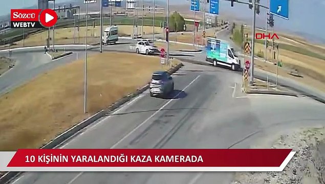 Çorum'da hafif ticari araç ile otomobil çarpıştı; 10 kişinin yaralandığı kaza kamerada